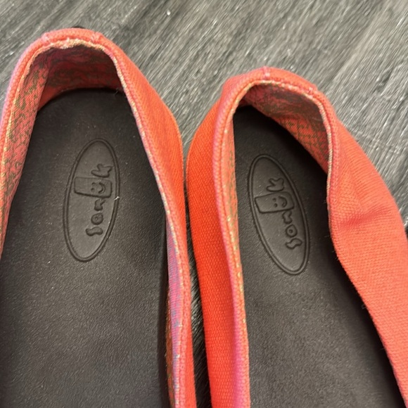 🍍 Sanuk Womens Rasta Brisbane Slip On Shoes Red Gray Textured Moc Toe Low Top🍍 - Picture 2 of 5